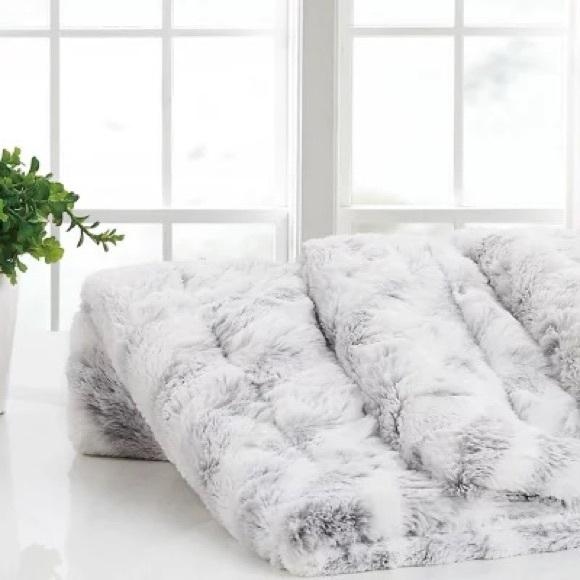 Christian Siriano Bedding Christian Siriano New York Reversible Faux Fur Oversized Throw